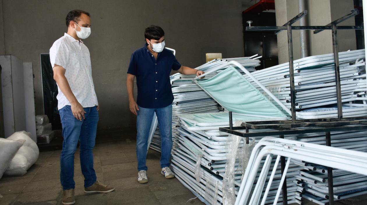 El Alcalde Jaime Pumarejo revisa la dotación hospitalaria,