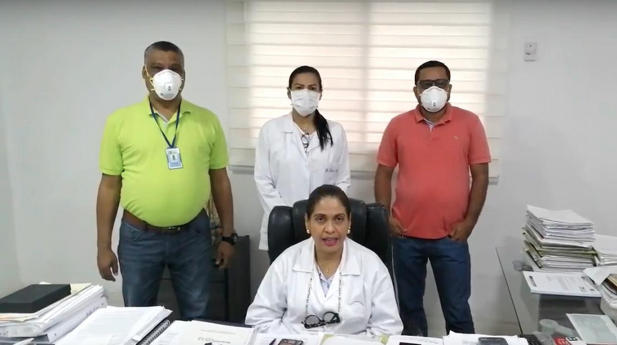 La Gerente Karina Orozco con directivos de Anthoc y personal de la institución.