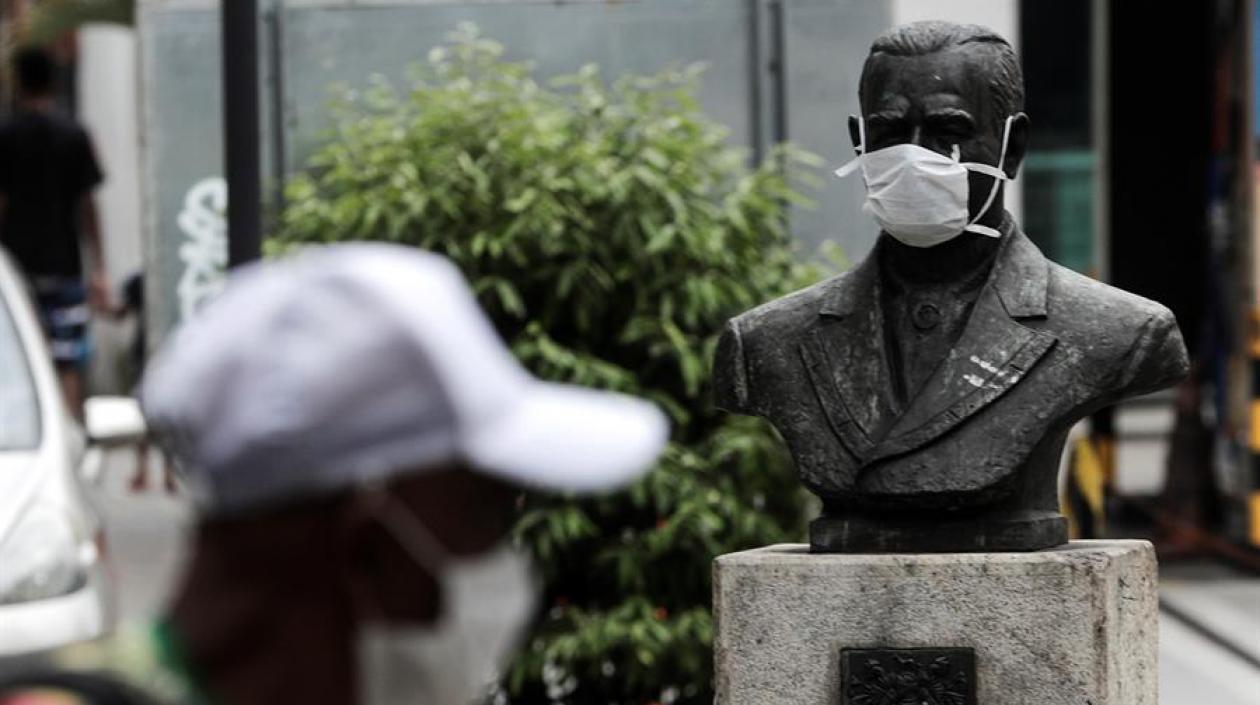 Vista de una estatua con tapabocas en Río de Janeiro, Brasil.