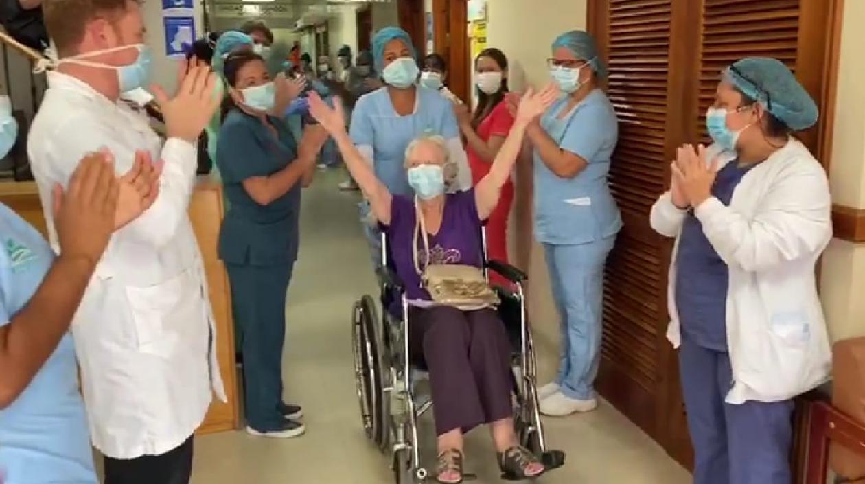 La turista agradeciendo al personal, que la despidió con una prolongada ovación