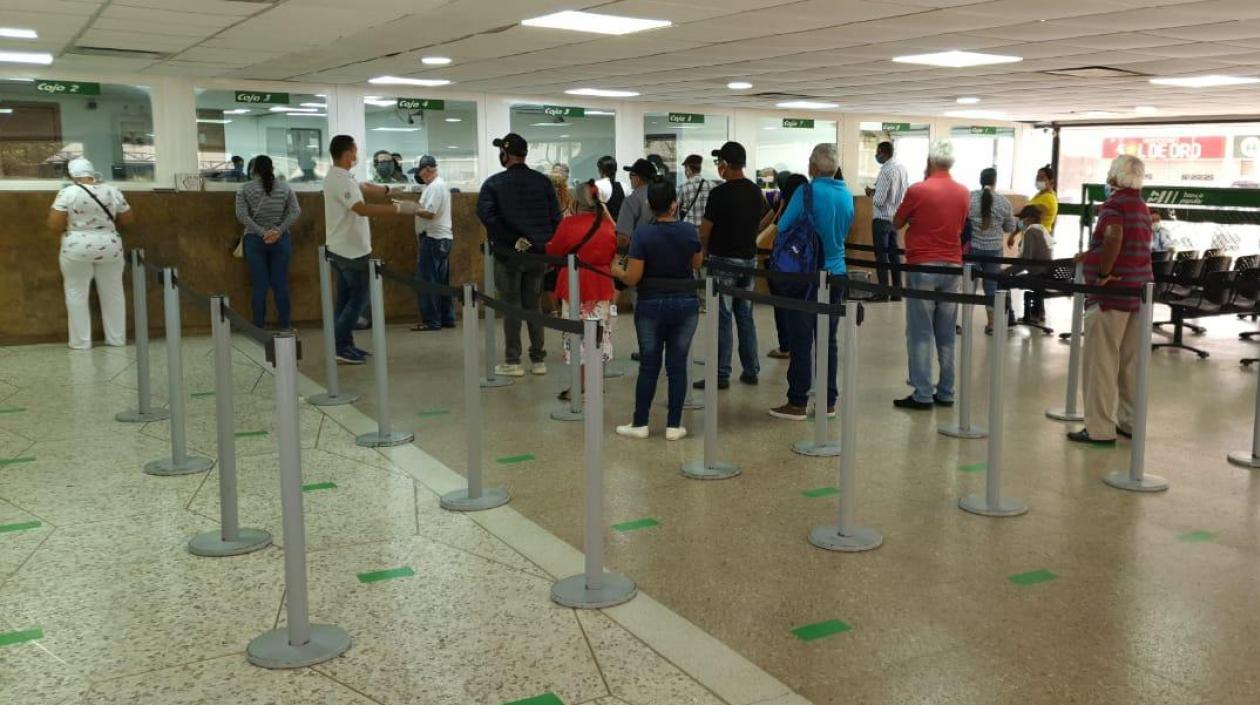 Interior de una sede del Banco Popular en Barranquilla.