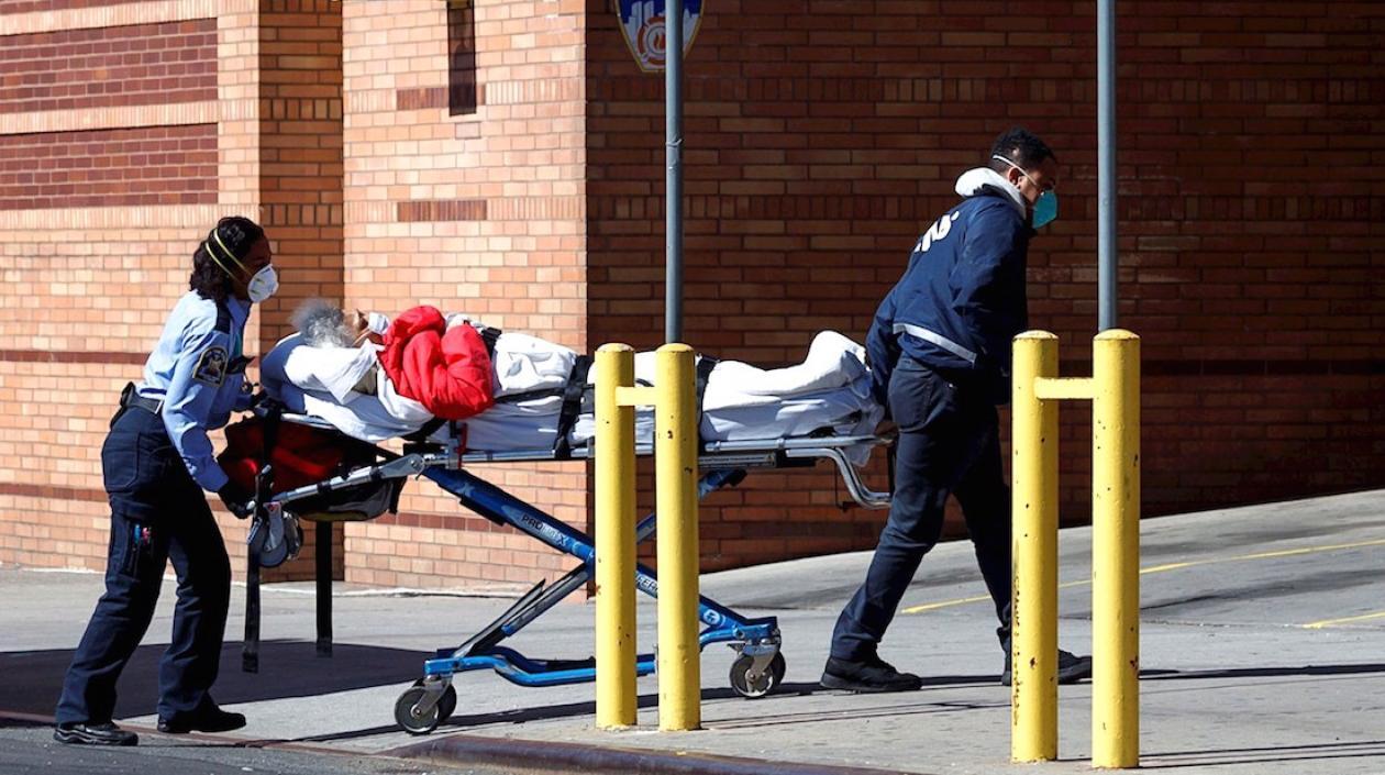 Paramédicos ingresan a un paciente en un centro asistencial.