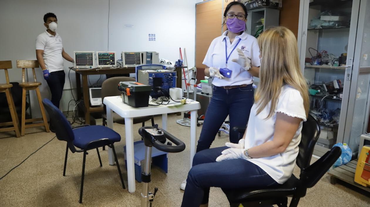 La Gobernadora Elsa Noguera, durante su visita al Hospital Cari.