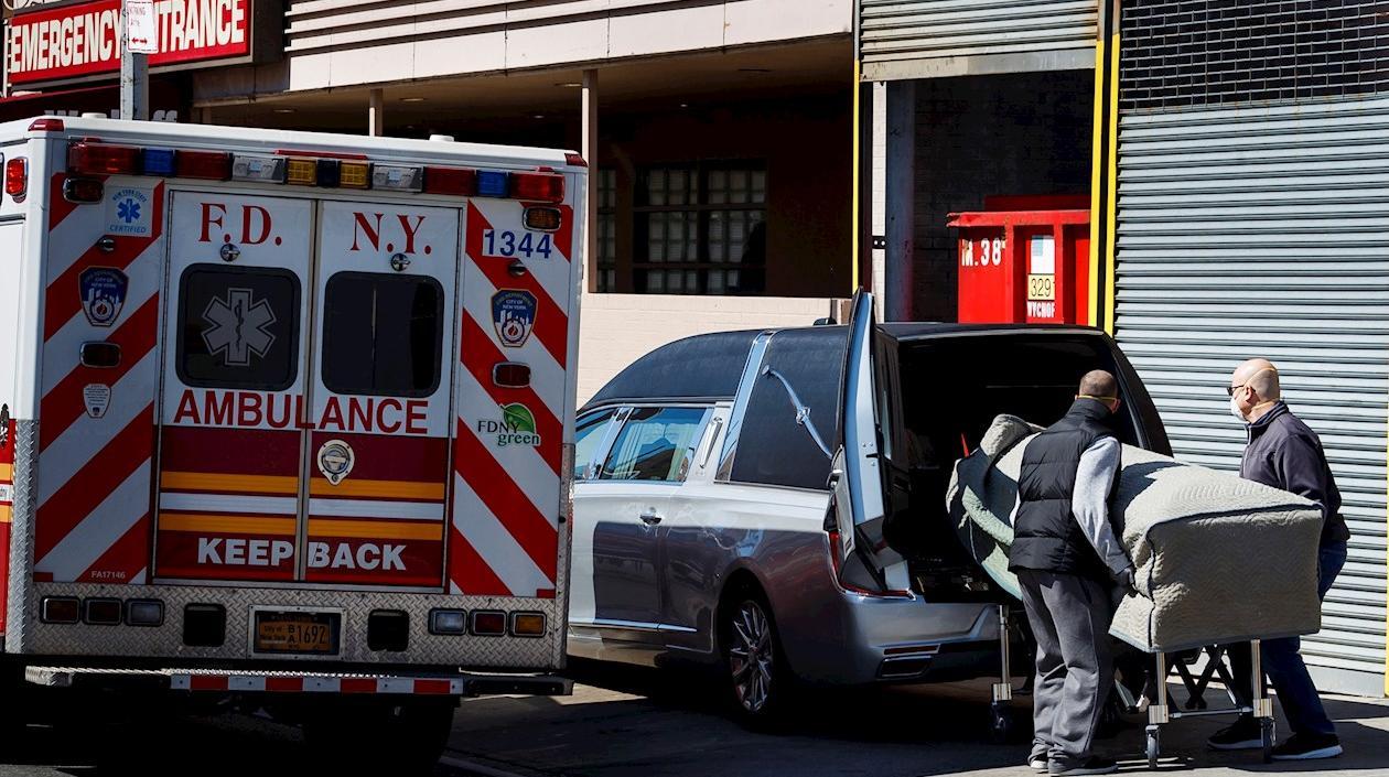 Recomiendan en el caso de los fallecidos por el virus que los empleados de las funerarias lleven equipamiento de protección.