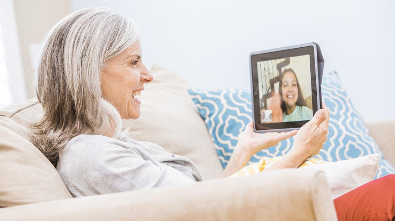 Las familias deben comunicarse con los adultos mayores de 70 en cuarentena.