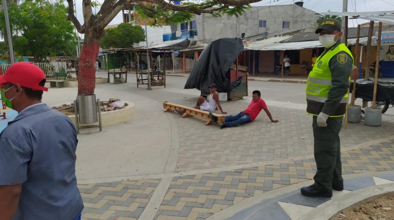 Los que sorprendieron violando la cuarentena los colocaron en el cepo en el parque de Tuchín.