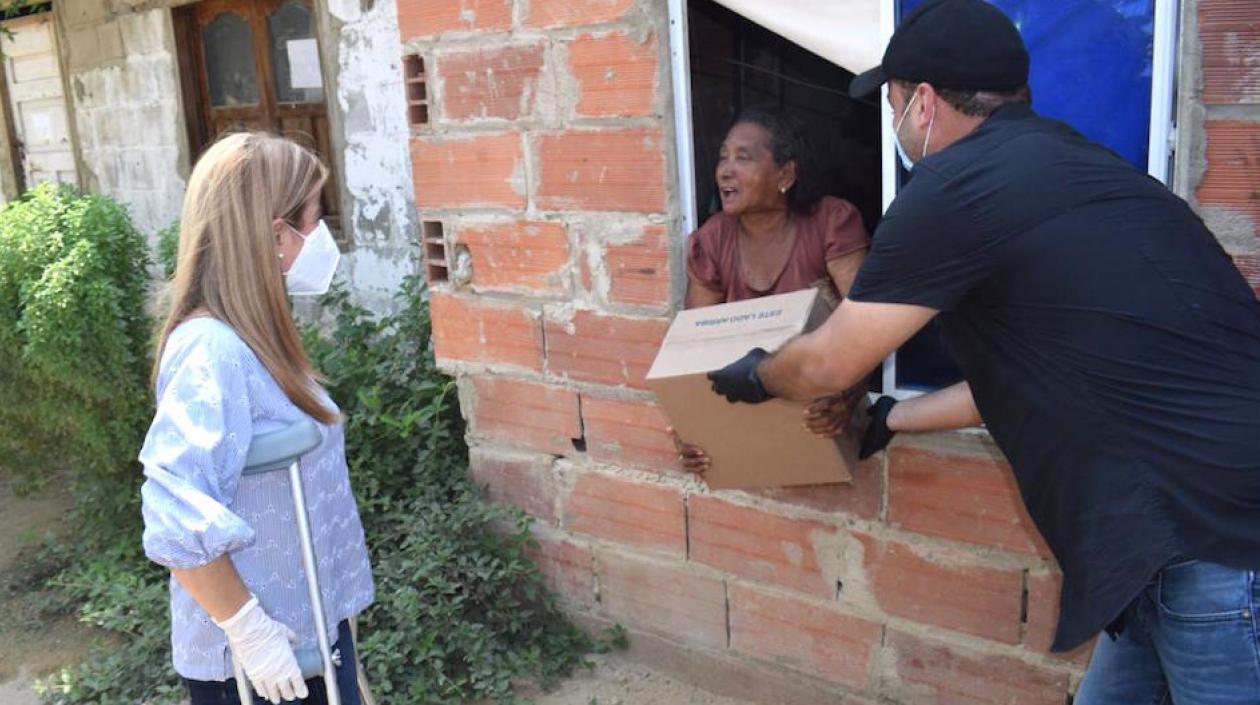 La Gobernadora Elsa Noguera y el Alcalde José Vargas, entregando las ayudas.