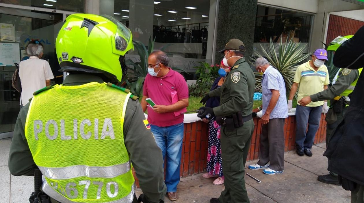 No se respetan las distancias en las filas.