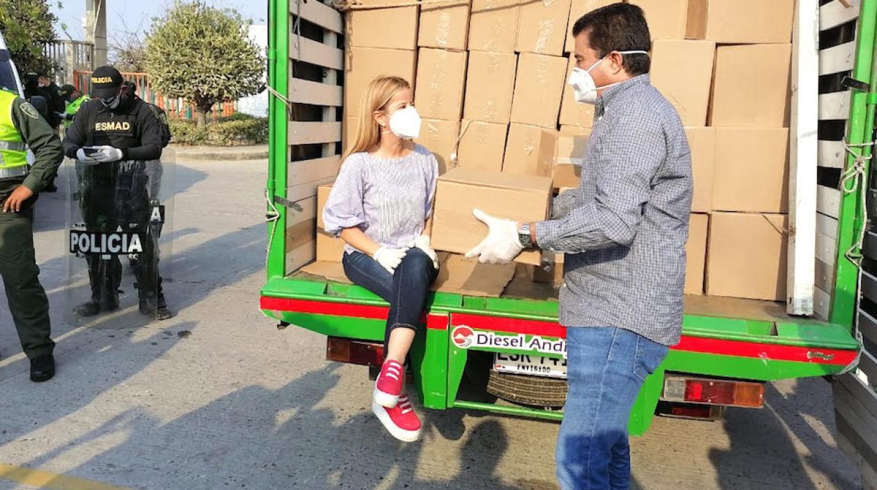 La Gobernadora Elsa Noguera y el Alcalde Rodolfo Ucrós, durante las entregas.