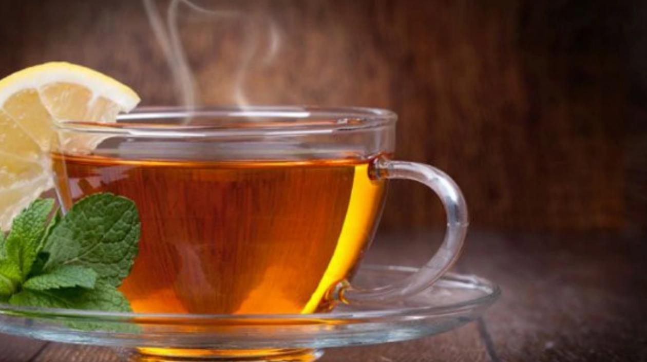 Té caliente con limón.