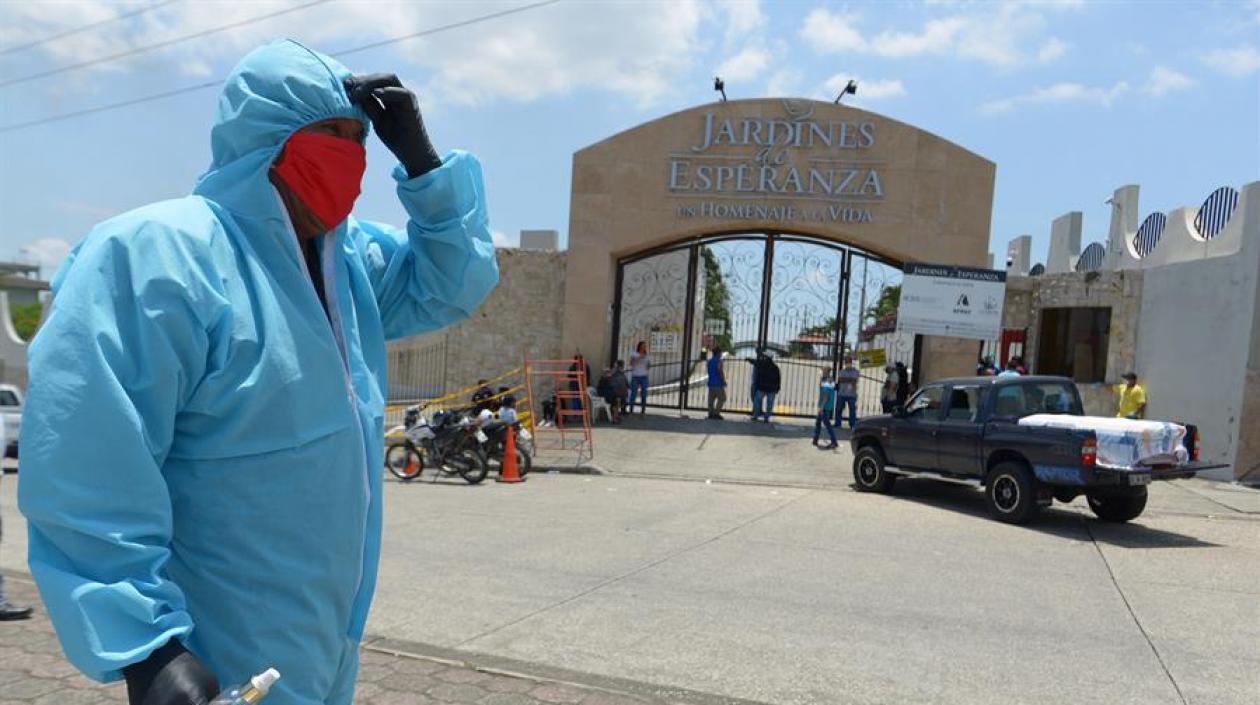 Coches cargan ataúdes con fallecidos este viernes, en el cementerio Jardines de Esparanza, en Guayaquil (Ecuador).