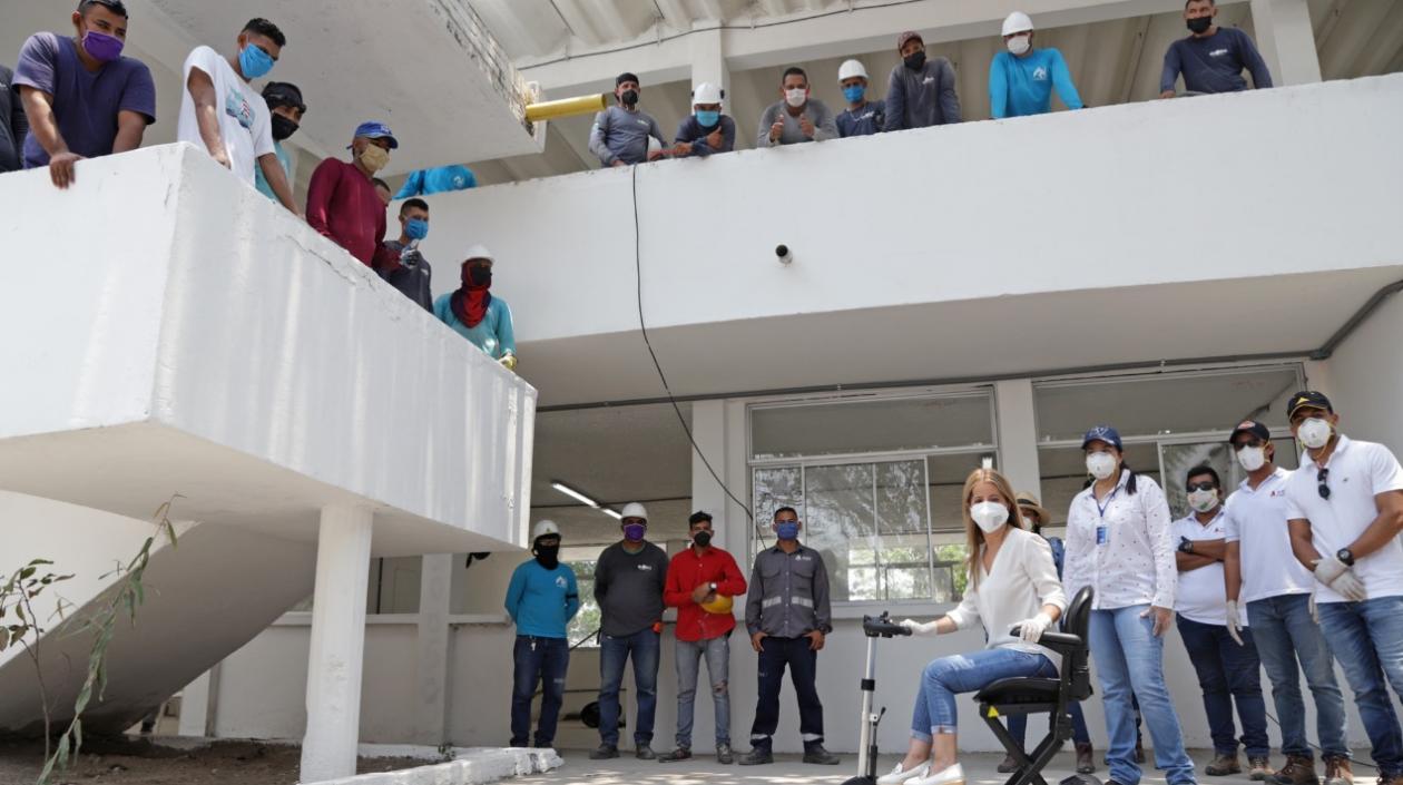 Gobernadora Elsa Noguera con la Secretaria de Infraestructura, Nury Logreira, y los trabajadores que participan en las obras de adecuación.