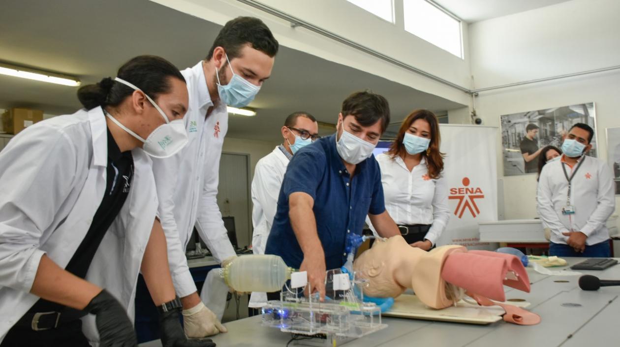 El Alcalde Pumarejo escucha las explicaciones sobre el ventilador mecánico.