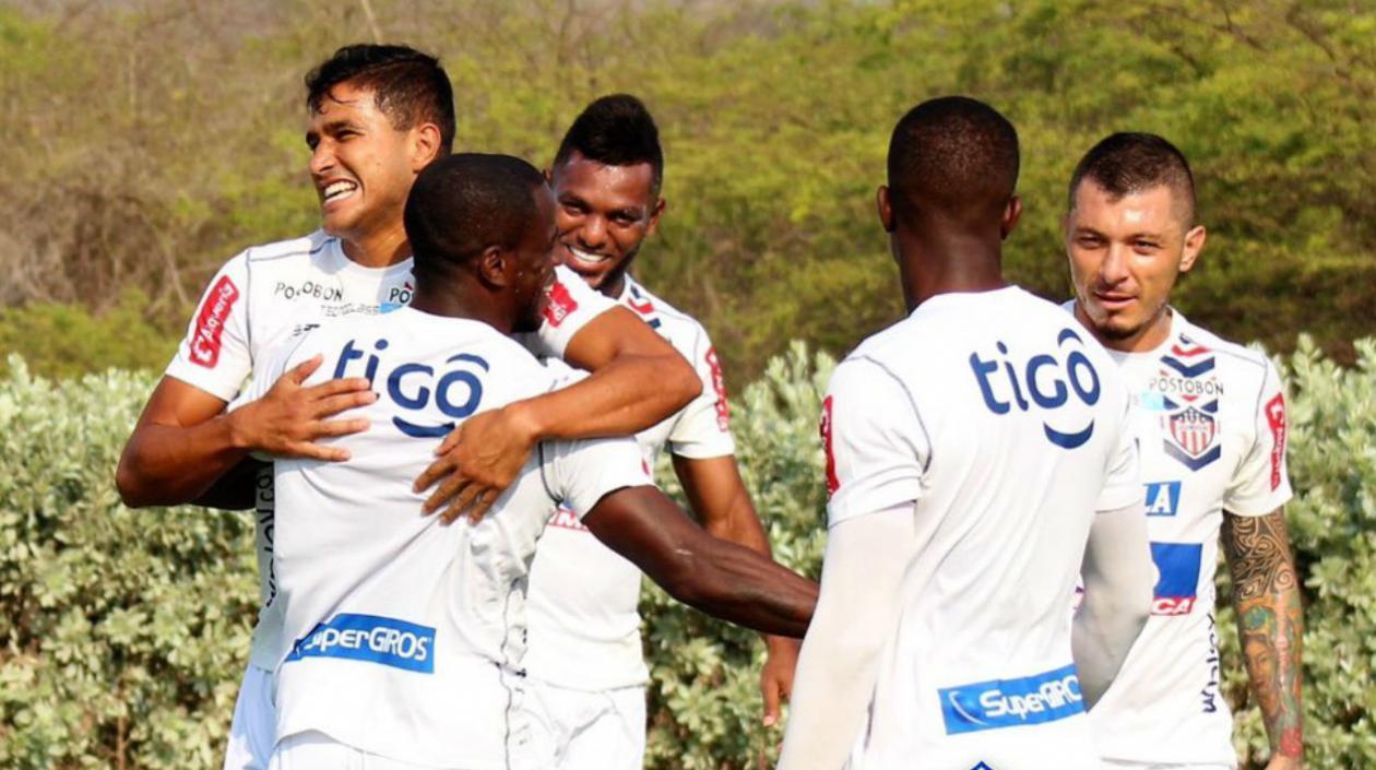 Jugadores de Junior, en un entrenamiento antes de la cuarentena nacional.
