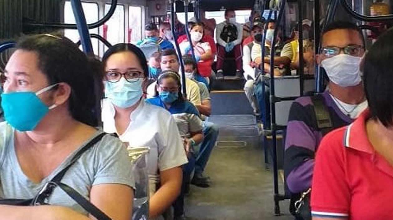 Usuarios de Transmetro utilizando los tapabocas.