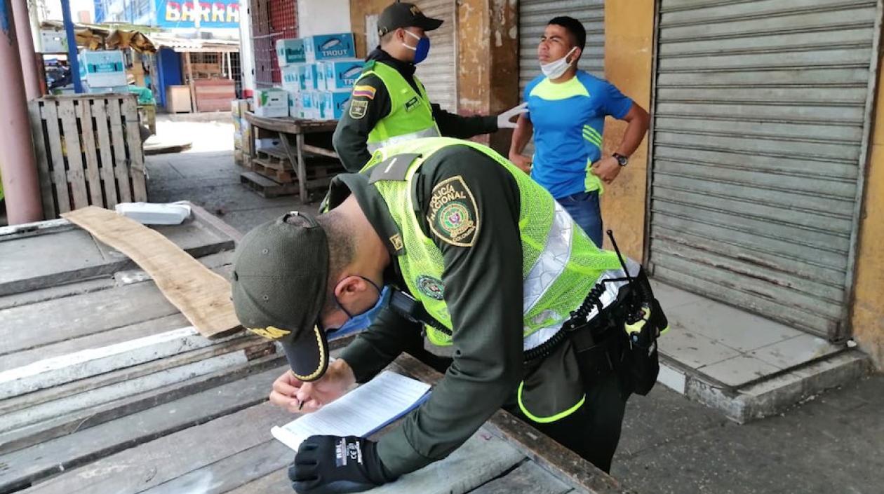 Imposición de comparendo en el mercado público de Barranquilla.