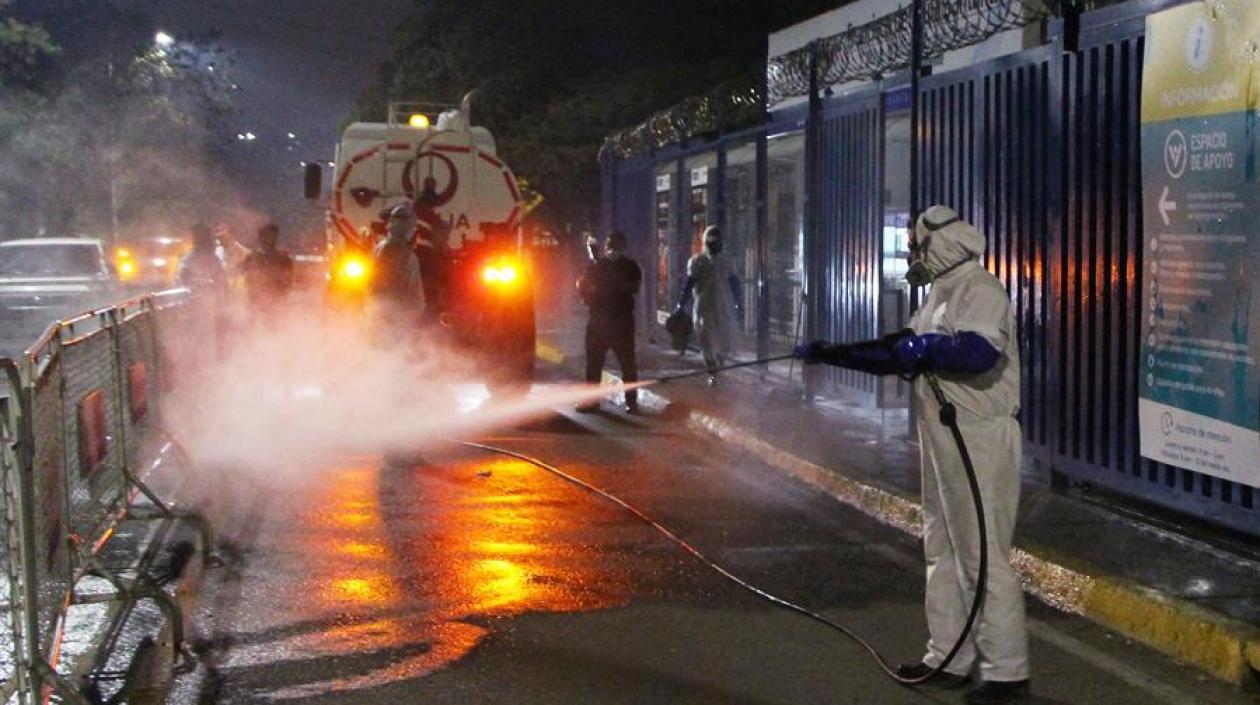 Jornada de desinfección por parte de las autoridades colombianas. 