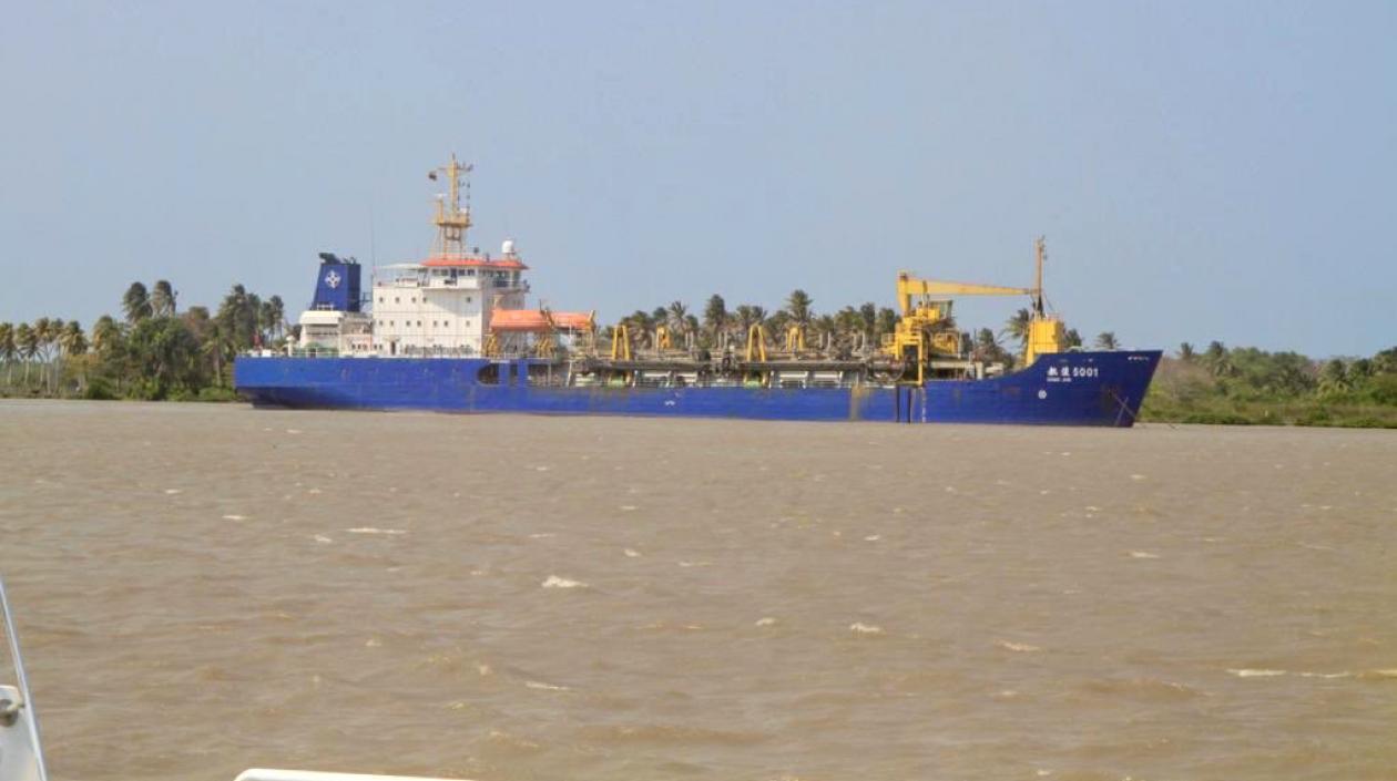 La draga china Hang Jun 5001, en zona de fondeo.