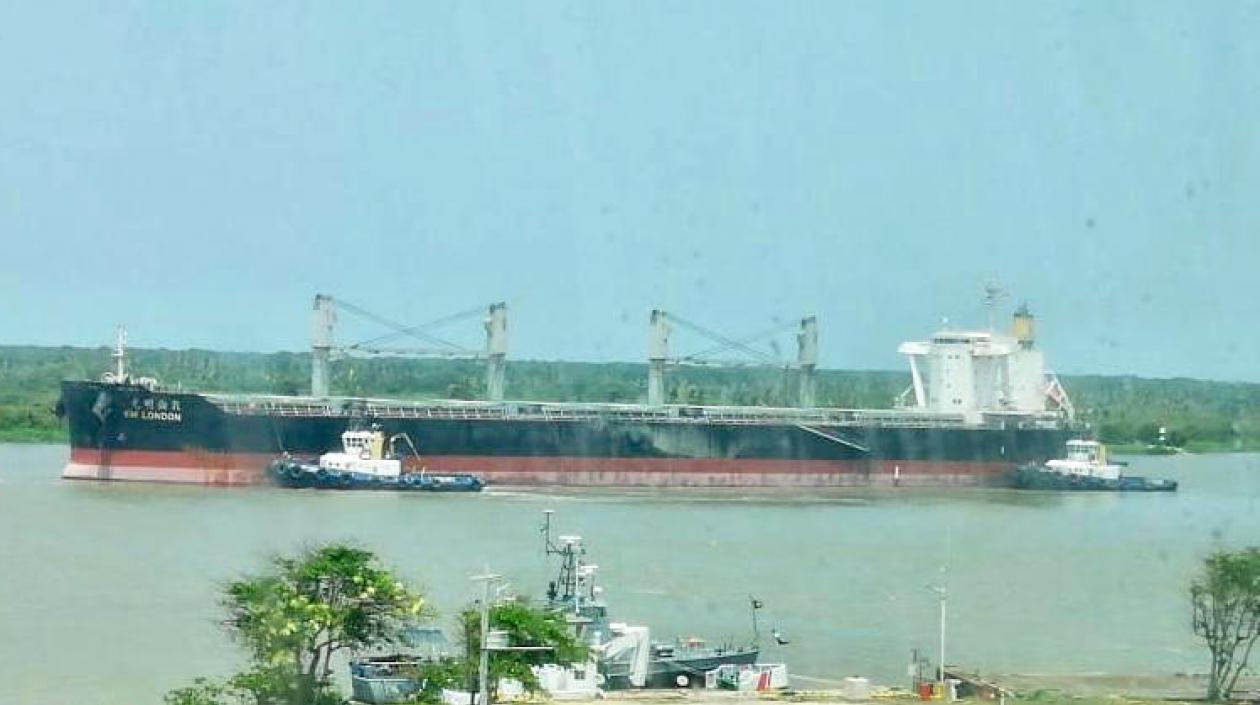 La embarcación KM London asistida por dos remolcadores.