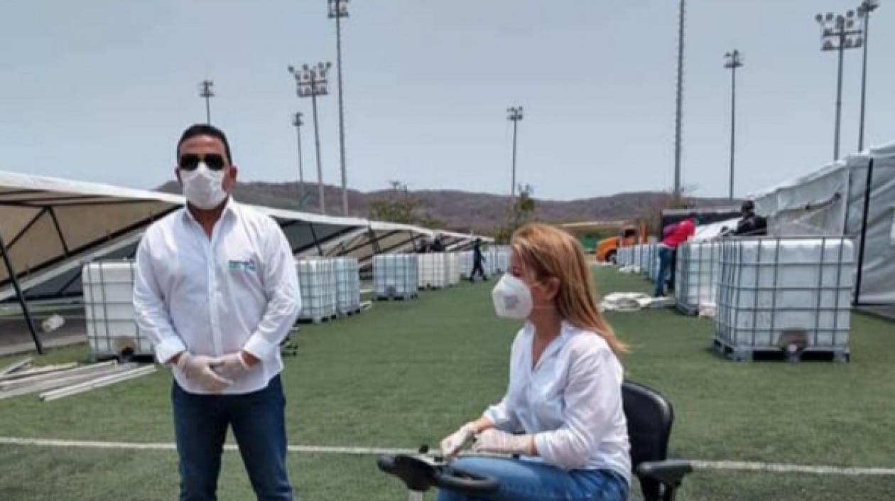 El Alcalde Alcalde Wilman Vargas Altahona y la Gobernadora Elsa Noguera, organizando la entrega de ayudas.
