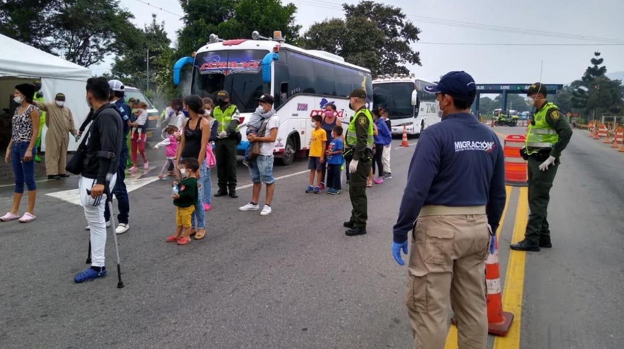 Venezolanos regresando a su país.