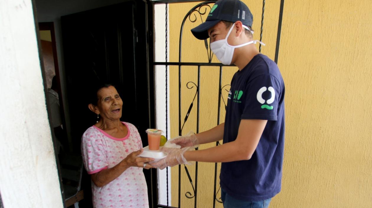 Funcionarios entregando los alimentos.