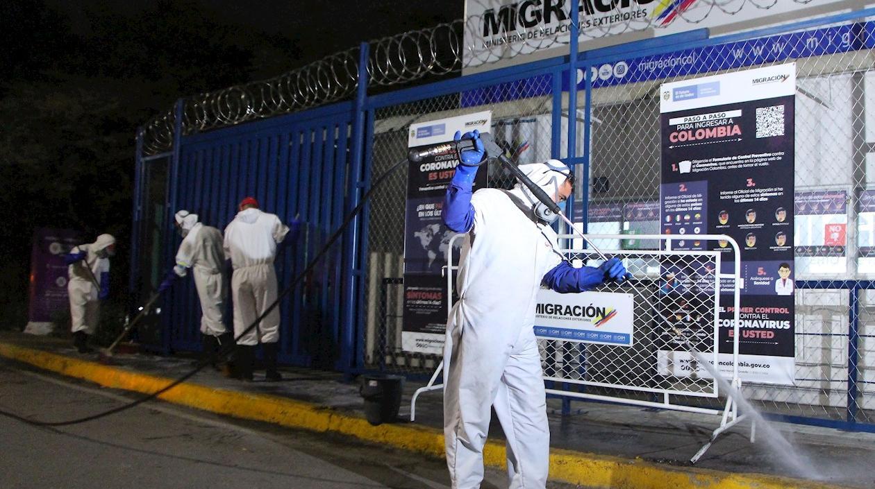 El gobierno limpia las zonas afectadas en las fronteras.