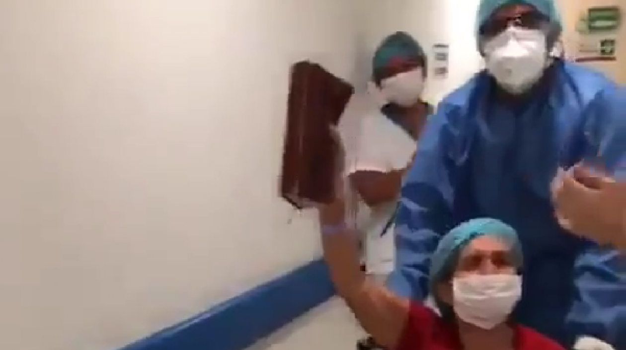 Mujer que superó al coronavirus saliendo de la Clínica de la Mujer en Santa Marta.