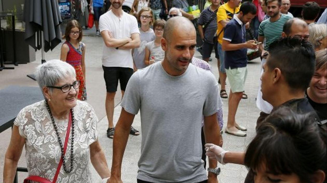 Pep Guardiola y su madre, Dolors Sala Carrió, quien falleció este lunes por coronavirus.