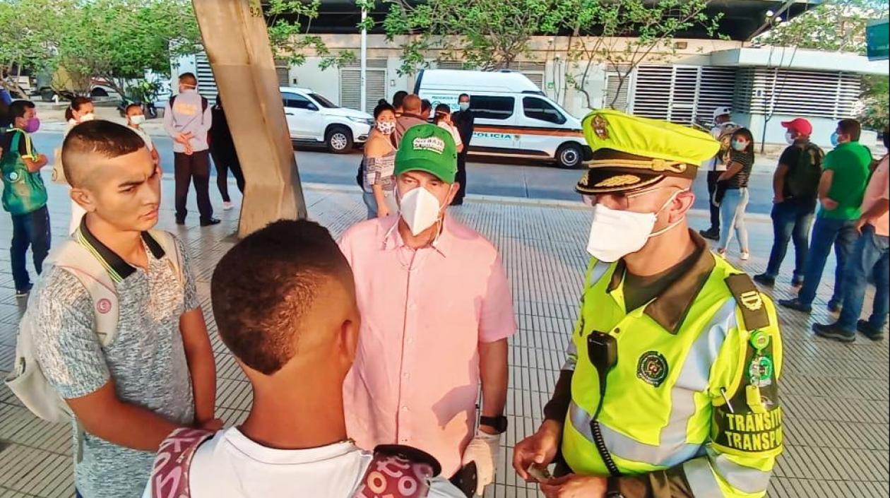 Gerente de Transmetro y Policía controlando el uso de tapabocas.