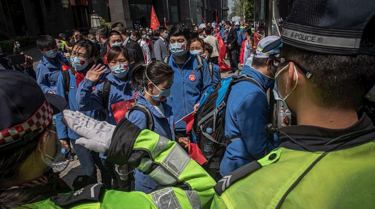 Un centenar de enfermeras se despidió este lunes de Wuhan.