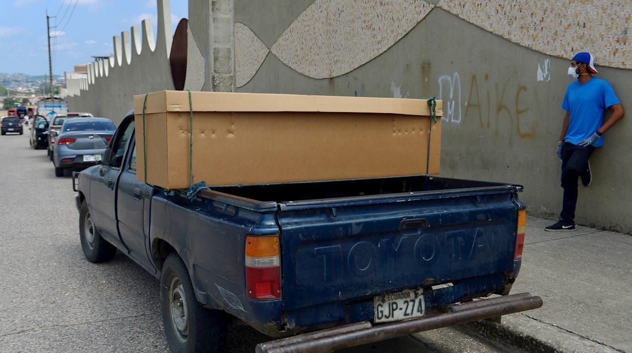 Un hombre espera a las puertas del cementerio Jardines de la Esperanza para ingresar a enterrar el cuerpo de un familiar, este lunes en Guayaquil (Ecuador). 