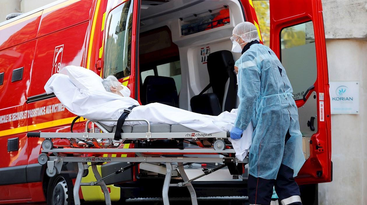 Un enfermero traslada a un paciente enfermo de Covid a un hospital.