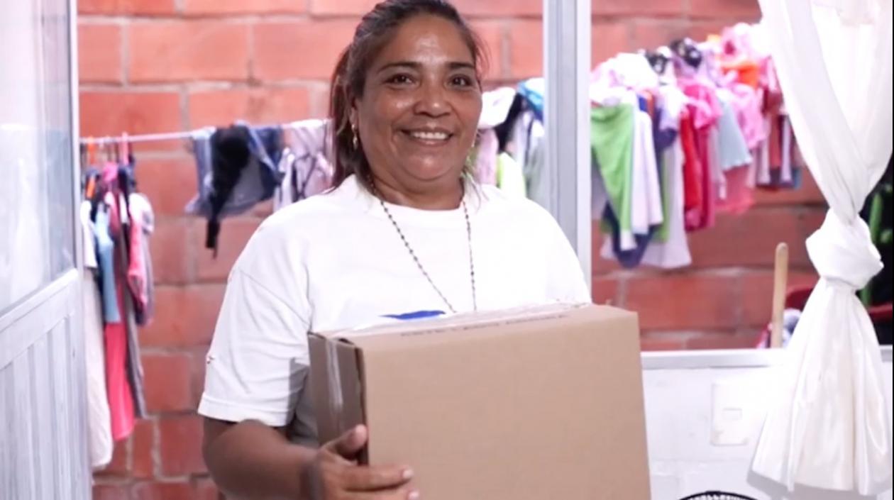 Liliana Dede Sosa, con la caja alimentaria #200 mil.