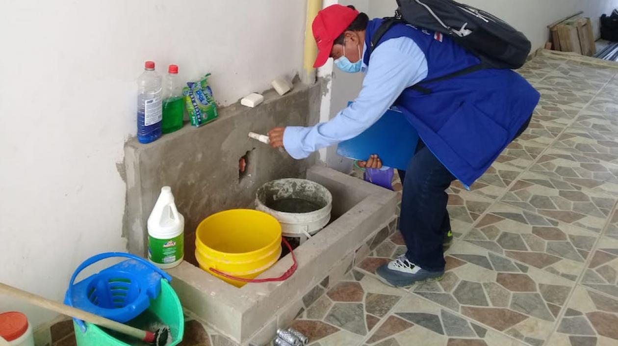 Revisión de los recipientes con almacenamiento de agua.
