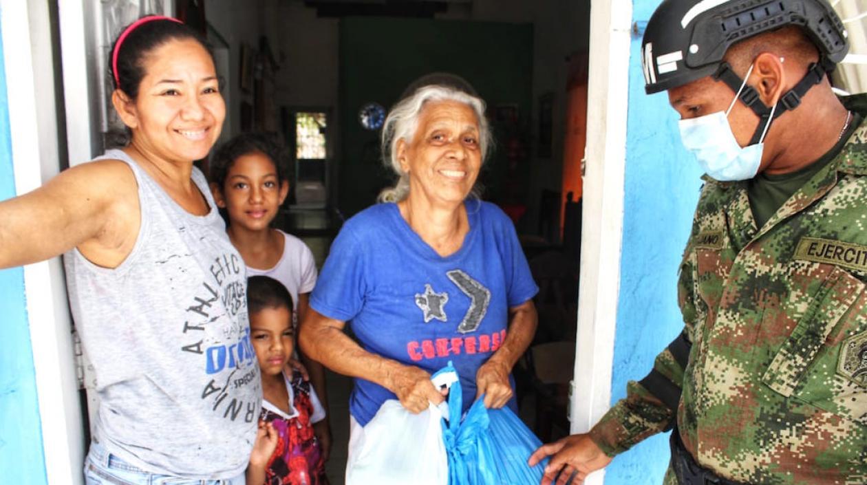 El Ejército Nacional apoyando las entregas.