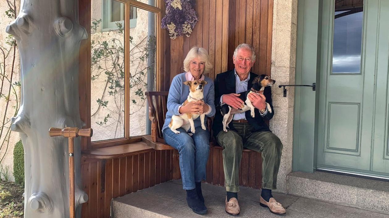 Fotografía facilitada por Clarense Hose del príncipe Carlos y su esposa Camila, la duquesa de Cornualles, en su residencia de Birkhall (Escocia).