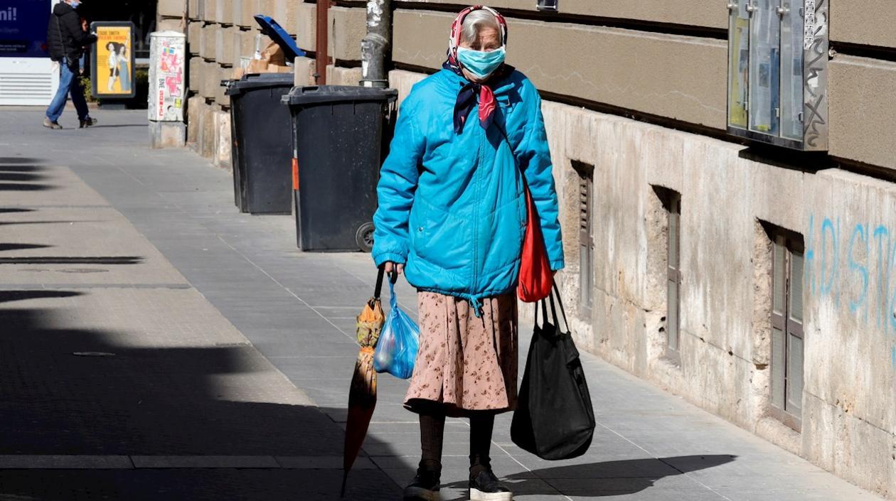 El estudio determina que la distancia recomendada por las autoridades de 1,5 metros es "muy efectiva" para aquellos que permanecen quietos en interiores o en exteriores si hace buen tiempo.