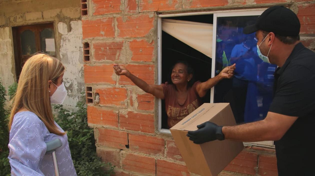 La Gobernadora Elsa Noguera entregando las ayudas en los Municipios.