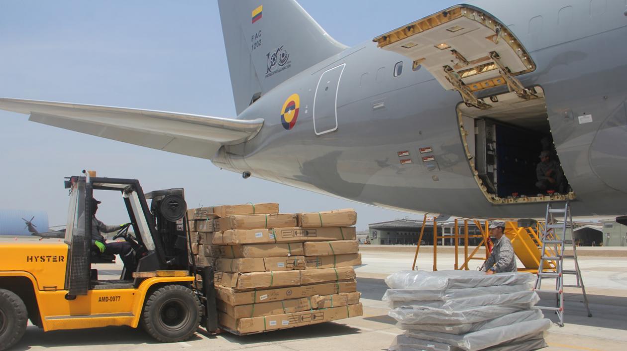 Registro del momento cuando montaban el material al avión presidencial.