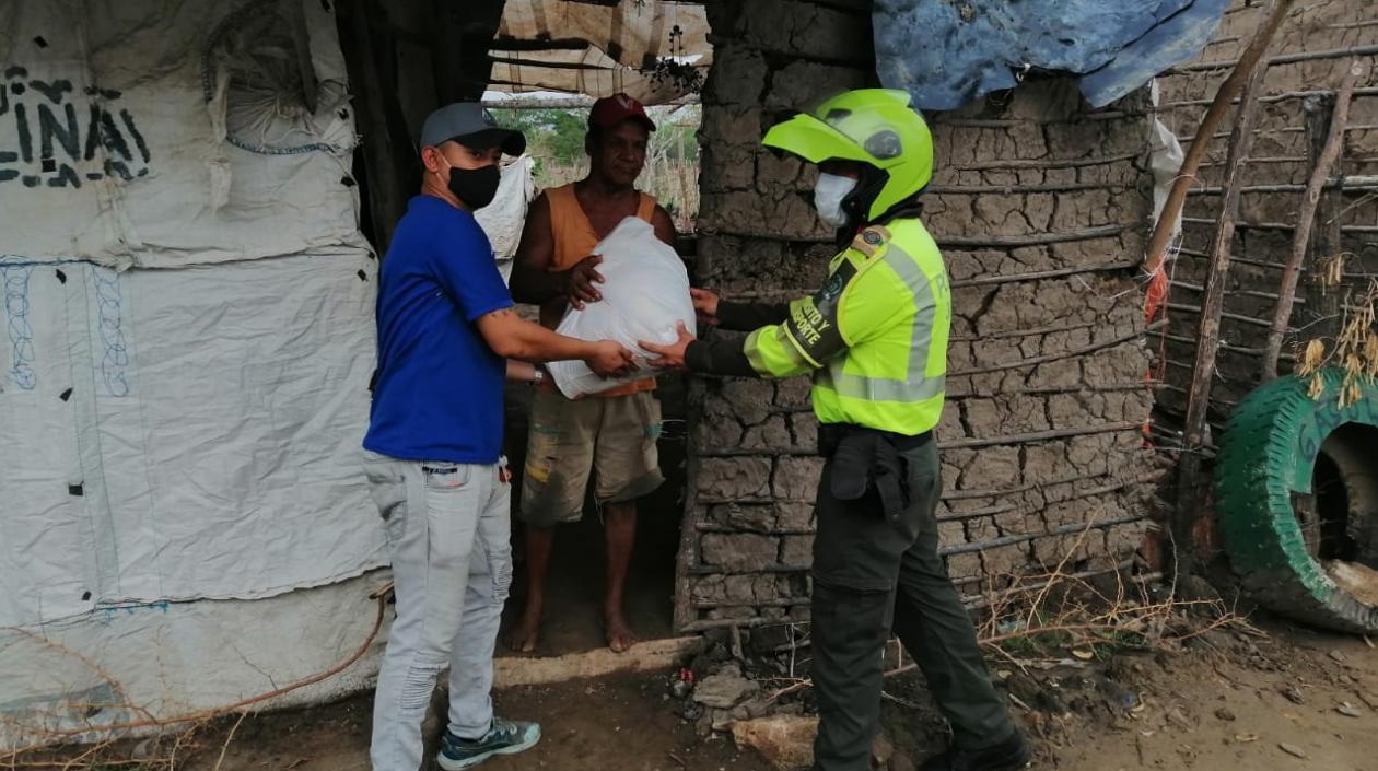 Policías de tránsito entregando ayuda en zona rural del Atlántico.