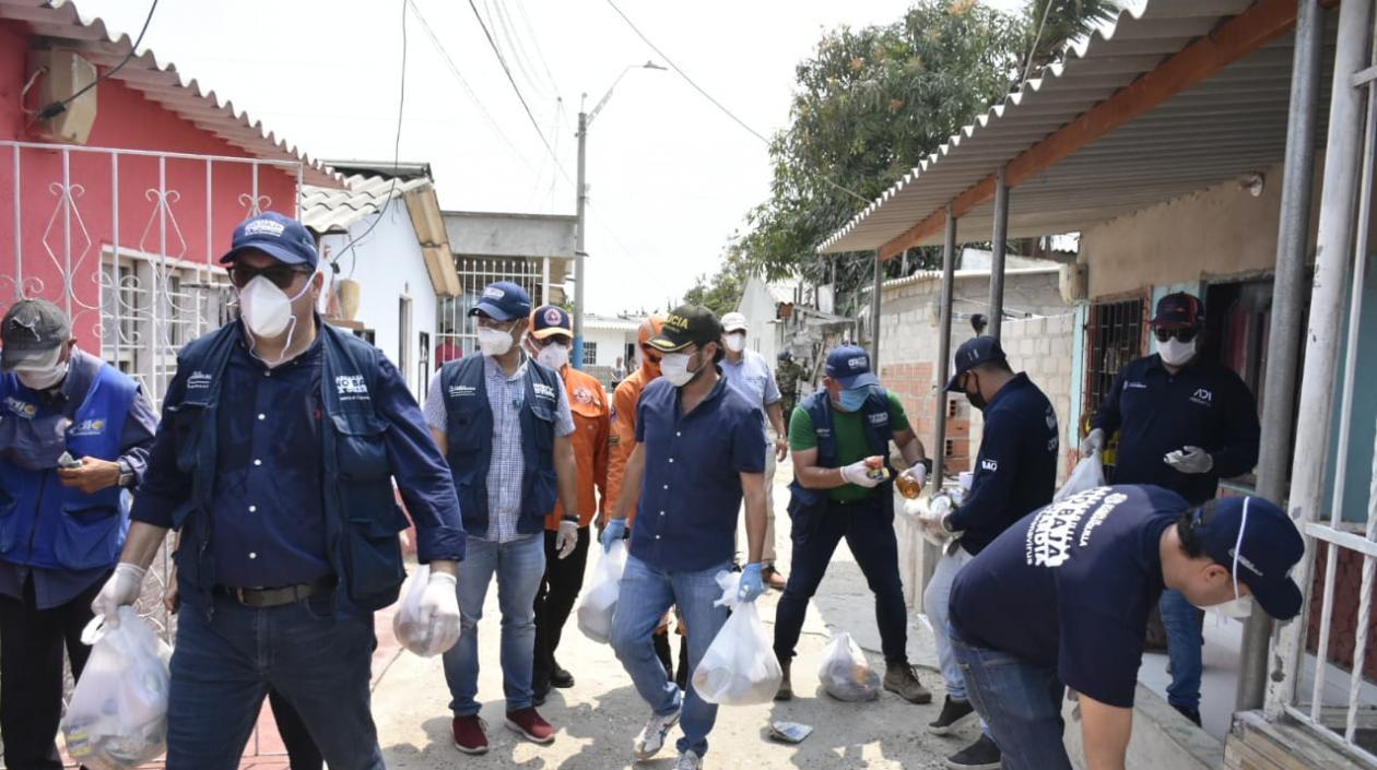 El Alcalde Jaime Pumarejo durante la primera fase de la entrega de ayudas humanitarias.