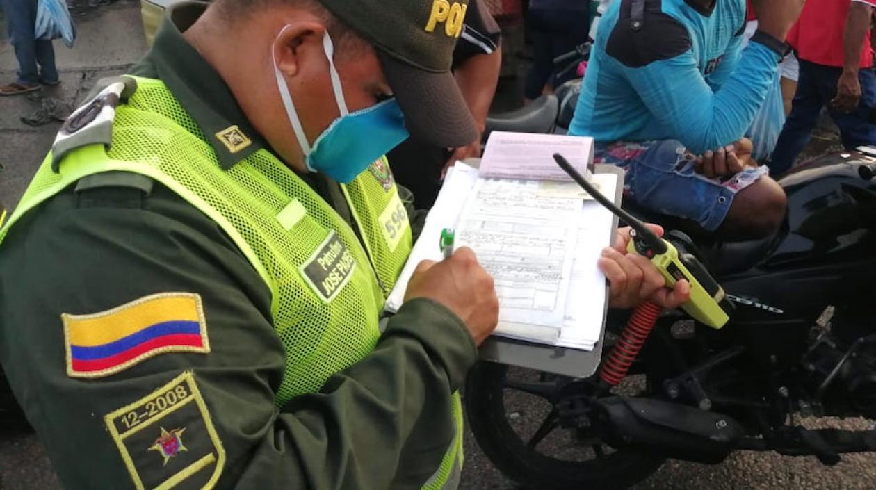 Policía de Cartagena imponiendo comparendos.