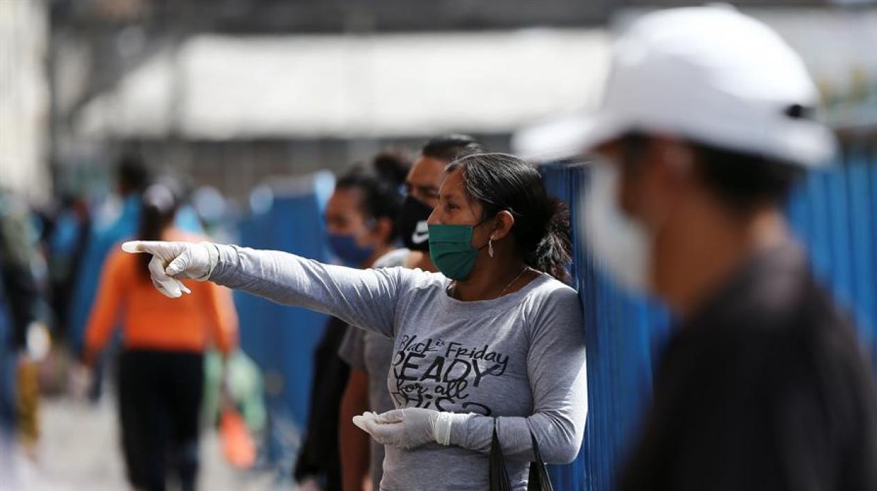 Una persona con mascarilla este viernes en el mercado de San Roque, uno de los mas grandes de Quito (Ecuador).
