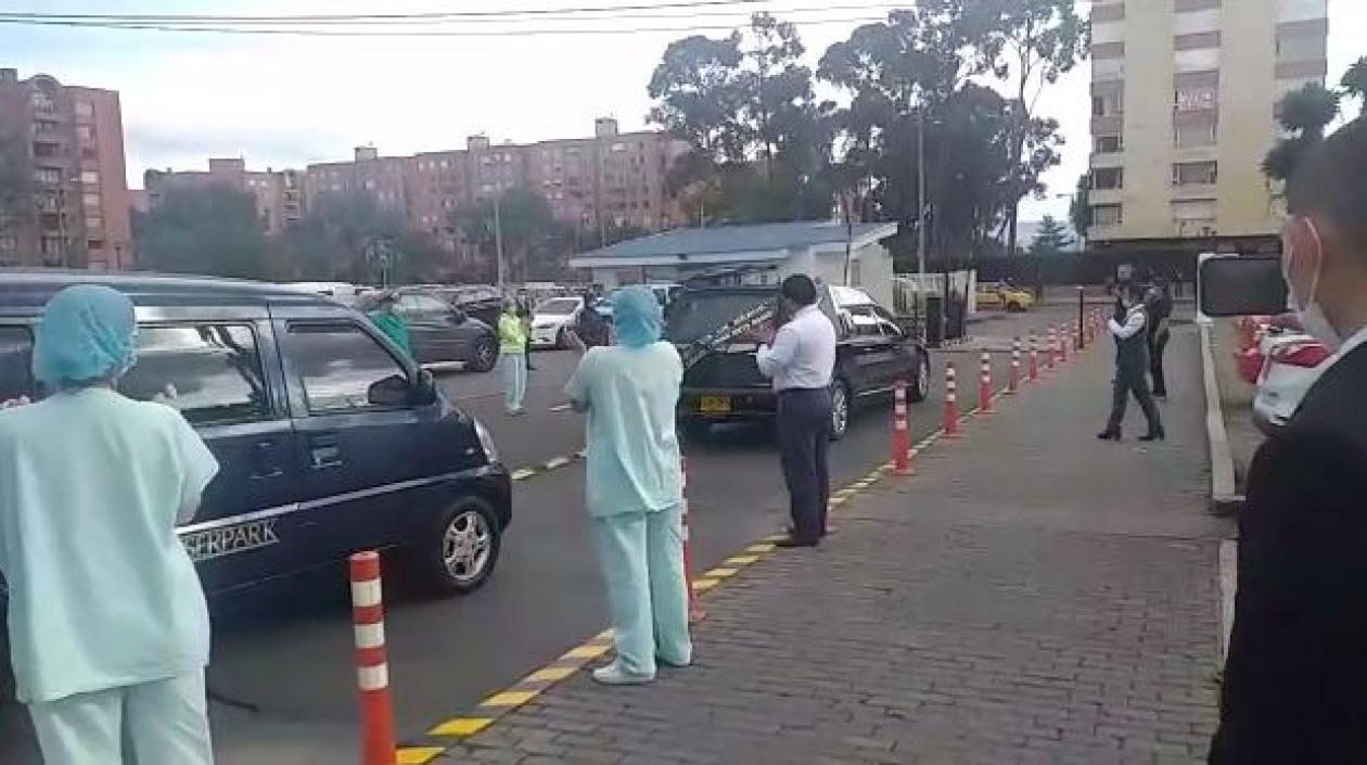 Emotiva despedida al médico.