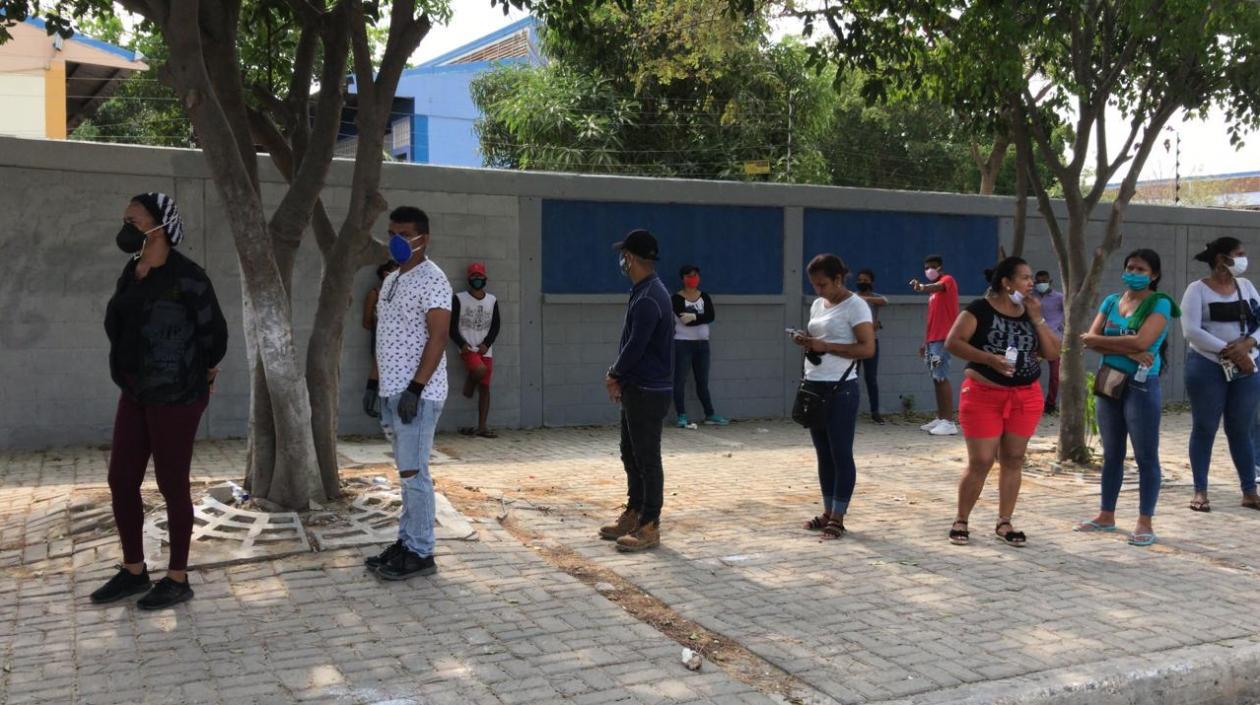 La Alcaldía tuvo que poner orden en el distanciamiento en la fila.