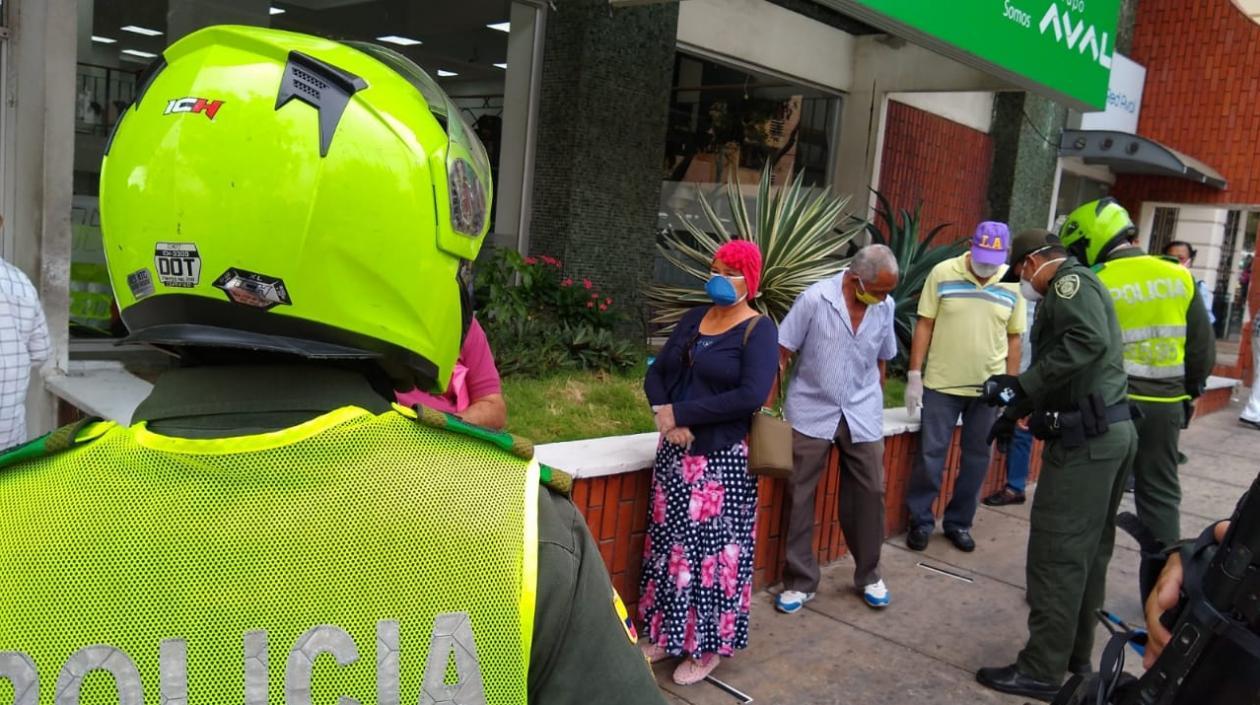 No hay que esperar que la Policía llegue para poner orden y distanciamiento en la fila. 
