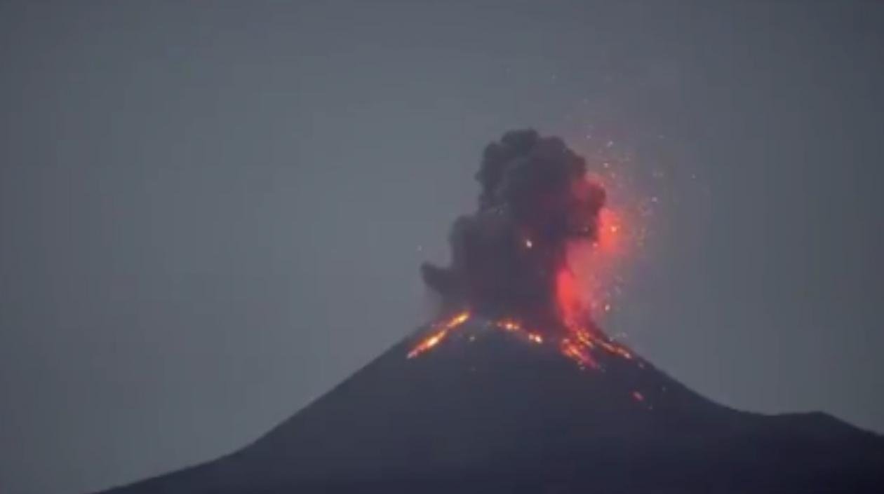 Volcán en erupción.