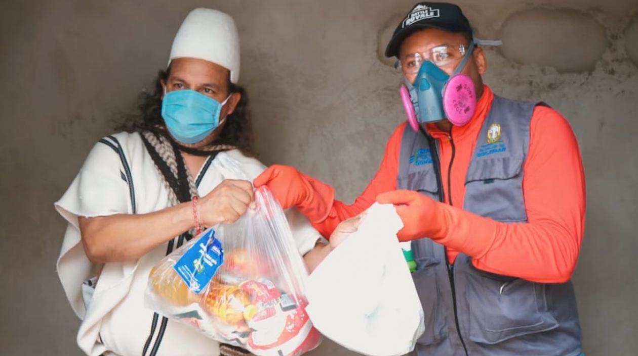 Un indígena recibiendo la ayuda alimentaria.