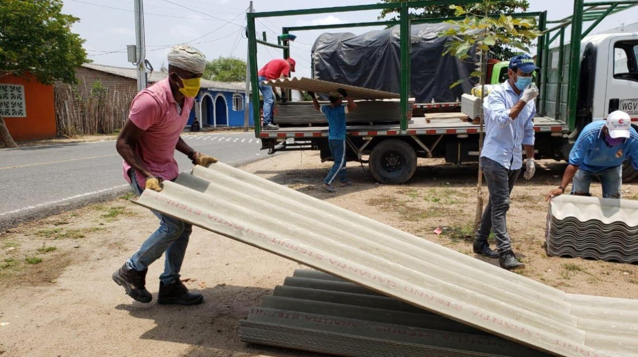 Entrega de láminas para las familias afectadas. 